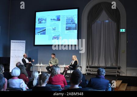 Michael Zirnstein (à gauche) et Susanne Hermanski lors de la nuit de la SZ auteurs à l'Académie Bavaroise des beaux-arts en conversation avec de vieux Utting Capitaine Daniel Hahn sur le sujet : « Munich - notre village devrait devenir plus bizarre'. [Traduction automatique] Banque D'Images