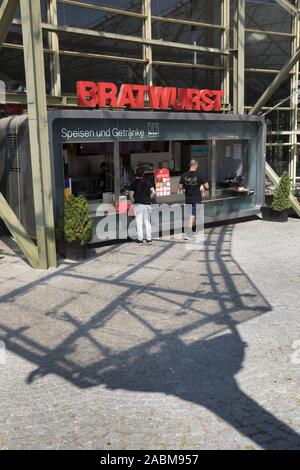 Stand à l'Olympiahalle Bratwurst dans l'Olympiapark de Munich. [Traduction automatique] Banque D'Images