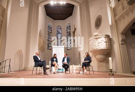 Sebastian Schoepp en conversation avec Stefan Ulrich (à gauche) Kia Vahland et Karin Janker à la Nuit de la SZ Auteurs à St Markus église sur le thème : "le journalisme d'opinion en temps de populisme, de fausses nouvelles et des campagnes d'incitation à la haine". [Traduction automatique] Banque D'Images