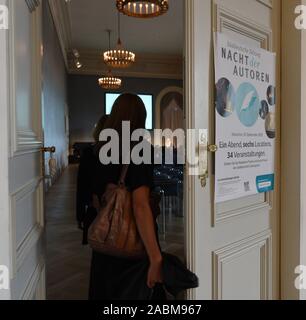 Michael Zirnstein et Susanne Hermanski lors de la nuit de la SZ auteurs à l'Académie Bavaroise des beaux-arts en conversation avec de vieux Utting Capitaine Daniel Hahn sur le sujet : « Munich notre village devrait devenir plus oblique'. [Traduction automatique] Banque D'Images