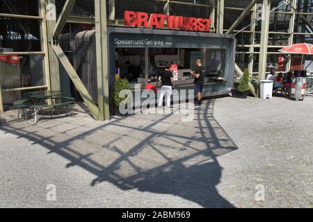 Stand à l'Olympiahalle Bratwurst dans l'Olympiapark de Munich. [Traduction automatique] Banque D'Images