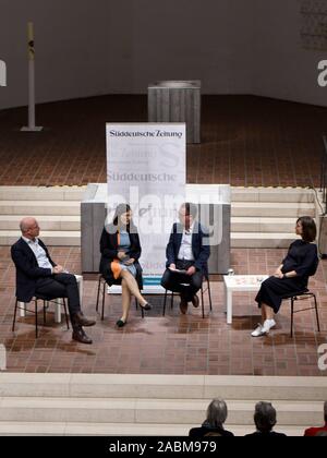 Sebastian Schoepp en conversation avec Stefan Ulrich (à gauche) Kia Vahland et Karin Janker à la Nuit de la SZ Auteurs à St Markus église sur le thème : "le journalisme d'opinion en temps de populisme, de fausses nouvelles et des campagnes d'incitation à la haine". [Traduction automatique] Banque D'Images