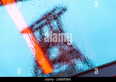 La mine de charbon de Zollverein, site du patrimoine mondial 12 l'arbre, Essen, vu à travers la vitre de l'eau de pluie de l'escalier mécanique à la Ruhr Museum, reflets de lumière Banque D'Images