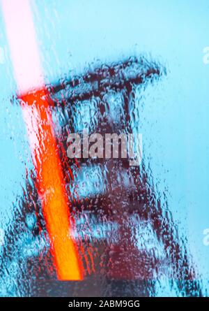 La mine de charbon de Zollverein, site du patrimoine mondial 12 l'arbre, Essen, vu à travers la vitre de l'eau de pluie de l'escalier mécanique à la Ruhr Museum, reflets de lumière Banque D'Images