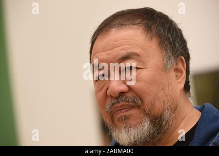 Ai Weiwei durant une action de protestation du conseil d'entreprise à la Haus der Kunst contre le projet de la réduction du personnel en sous-traitant les domaines de la supervision, à la caisse et la porte. La photo montre l'artiste chinois dans le musée. [Traduction automatique] Banque D'Images