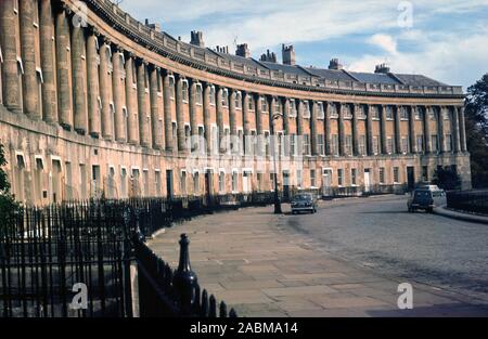 Années 1960, historique, une vue de cette ère de Royal Crescent, Bath, Angleterre, Royaume-Uni. Achevée en 1774, cette ligne de 30 maisons mitoyennes dans un croissant paisible de la ville par l'architecte John Wood, la plus jeune, est considéré comme l'un des plus grands exemples de l'architecture géorgienne de Grande-Bretagne. Banque D'Images