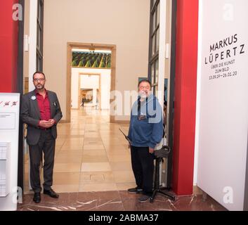 Ai Weiwei (l.) à une protestation par le conseil d'entreprise de l'Haus der Kunst contre le projet de la réduction du personnel en sous-traitant les domaines de la supervision, caisse enregistreuse et gate. Dans l'image, l'artiste chinois se déchire les billets d'admission à l'entrée de l'exposition Markus Lüppertz, et donc vendus lui-même avec les employés de la Chambre qui sont menacés de licenciement. [Traduction automatique] Banque D'Images