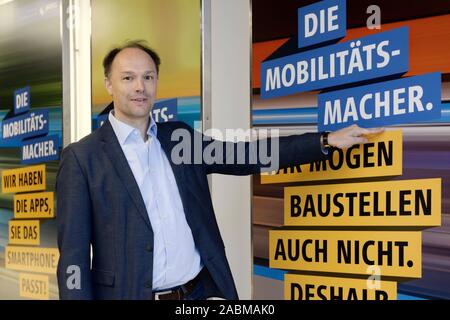 Ralf Willrett, chef de la gestion de la mobilité à Münchner Verkehrsgesellschaft (MVG), présente la nouvelle campagne d'image de l'entreprise de transport municipal au grand chantier de construction à la station de métro Sendlinger Tor. Dans l'avenir, va se faire connaître avec MVG le slogan "mobilité bouilloire' et prendre des sujets tels que la protection du climat et la numérisation sur ses affiches. [Traduction automatique] Banque D'Images