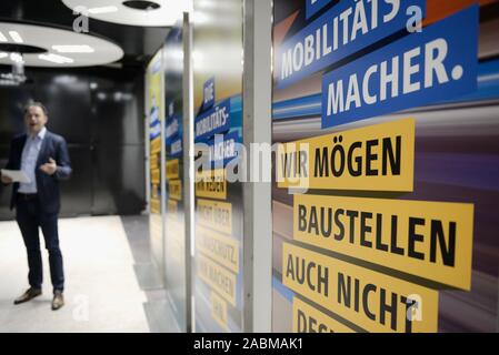 Ralf Willrett, chef de la gestion de la mobilité à Münchner Verkehrsgesellschaft (MVG), présente la nouvelle campagne d'image de l'entreprise de transport municipal au grand chantier de construction à la station de métro Sendlinger Tor. Dans l'avenir, va se faire connaître avec MVG le slogan "mobilité bouilloire' et prendre des sujets tels que la protection du climat et la numérisation sur ses affiches. [Traduction automatique] Banque D'Images