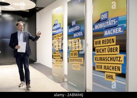 Ralf Willrett, chef de la gestion de la mobilité à Münchner Verkehrsgesellschaft (MVG), présente la nouvelle campagne d'image de l'entreprise de transport municipal au grand chantier de construction à la station de métro Sendlinger Tor. Dans l'avenir, va se faire connaître avec MVG le slogan "mobilité bouilloire' et prendre des sujets tels que la protection du climat et la numérisation sur ses affiches. [Traduction automatique] Banque D'Images