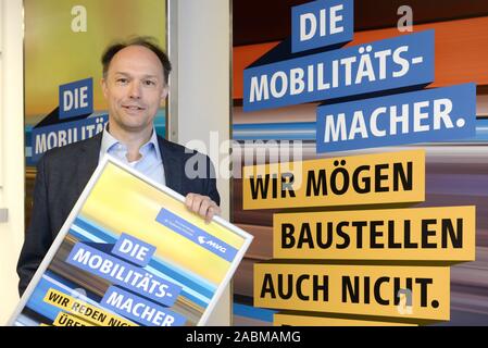 Ralf Willrett, chef de la gestion de la mobilité à Münchner Verkehrsgesellschaft (MVG), présente la nouvelle campagne d'image de l'entreprise de transport municipal au grand chantier de construction à la station de métro Sendlinger Tor. Dans l'avenir, va se faire connaître avec MVG le slogan "mobilité bouilloire' et prendre des sujets tels que la protection du climat et la numérisation sur ses affiches. [Traduction automatique] Banque D'Images