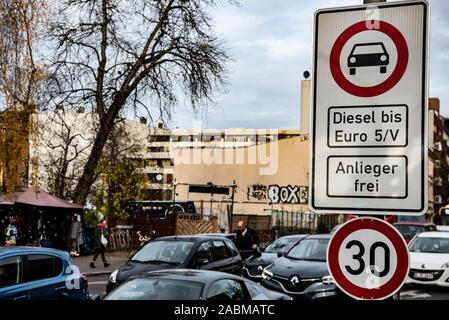 Berlin, Allemagne. 28 Nov, 2019. L'un des premiers signes interdisant l'utilisation de disel à Mitte est suspendu à un poteau sur le Stromstraße. Crédit : Paul Zinken/dpa/Alamy Live News Banque D'Images