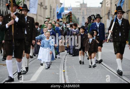 Heimat und Volkstrachtenverein à Starnberg le costume traditionnel et les tireurs procession au début de l'Oktoberfest de Munich. [Traduction automatique] Banque D'Images