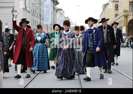 Heimat und Volkstrachtenverein à Starnberg le costume traditionnel et les tireurs procession au début de l'Oktoberfest de Munich. [Traduction automatique] Banque D'Images