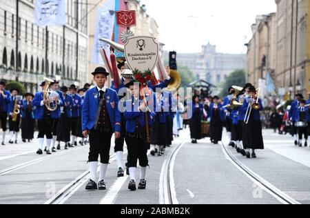 La chapelle des garçons à Dachau le costume traditionnel et le cortège de tireurs au début de l'Oktoberfest de Munich. [Traduction automatique] Banque D'Images