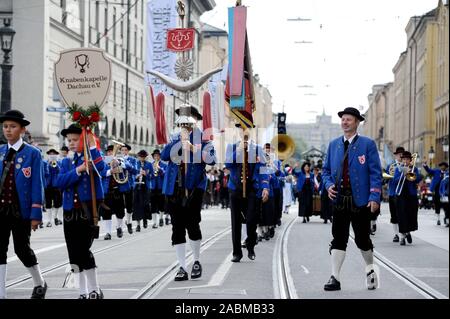La chapelle des garçons à Dachau le costume traditionnel et le cortège de tireurs au début de l'Oktoberfest de Munich. [Traduction automatique] Banque D'Images