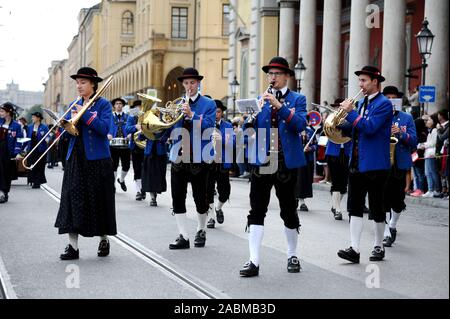 La chapelle des garçons à Dachau le costume traditionnel et le cortège de tireurs au début de l'Oktoberfest de Munich. [Traduction automatique] Banque D'Images
