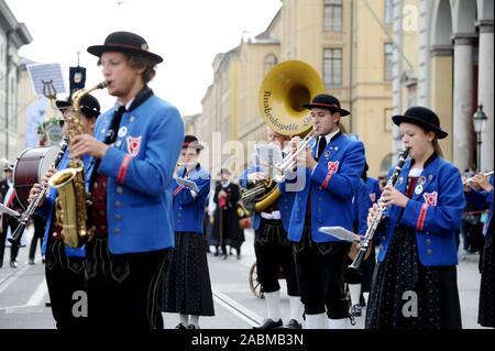 La chapelle des garçons à Dachau le costume traditionnel et le cortège de tireurs au début de l'Oktoberfest de Munich. [Traduction automatique] Banque D'Images