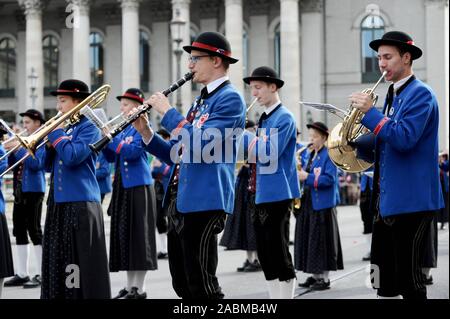 La chapelle des garçons à Dachau le costume traditionnel et le cortège de tireurs au début de l'Oktoberfest de Munich. [Traduction automatique] Banque D'Images