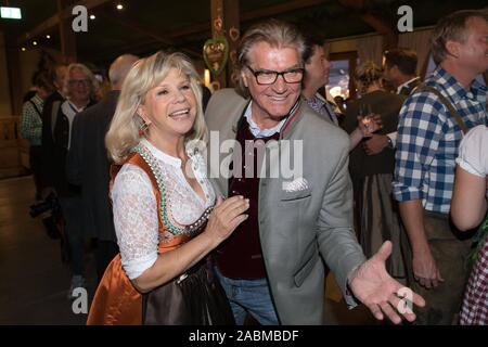 Les chanteurs pop Marianne et Michael Hartl à la Wiesn célébration de la chaîne TV GoldStar TV dans la tente du vin. [Traduction automatique] Banque D'Images