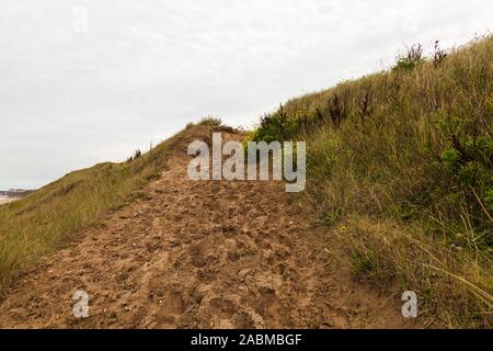 Des traces dans le sable qui a précédé la forte pente de la plage à Hartlepool, Angleterre, Royaume-Uni Banque D'Images