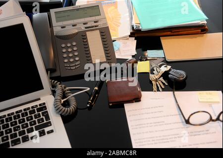 Ordinateur portable et système de téléphone dans le bureau de directeur de l'opéra de Munich dans l'Alpenpension Claudia Nikolaus bâtiment administration de l'Opéra de Bavière. [Traduction automatique] Banque D'Images