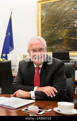 Le ministre de l'Intérieur bavarois, Joachim Herrmann (CSU) dans son bureau dans le ministère de l'Intérieur bavarois de Munich à Odeonsplatz. [Traduction automatique] Banque D'Images