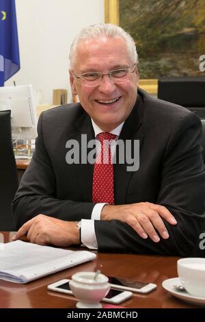 Le ministre de l'Intérieur bavarois, Joachim Herrmann (CSU) dans son bureau dans le ministère de l'Intérieur bavarois de Munich à Odeonsplatz. [Traduction automatique] Banque D'Images