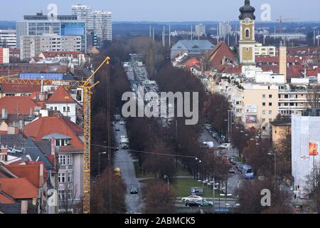 Artère de circulation périphérique Mittlerer Ring à Munich : dans l'image Landshuter Allee à Neuhausen avec vue sur la Dachauer Straße. [Traduction automatique] Banque D'Images