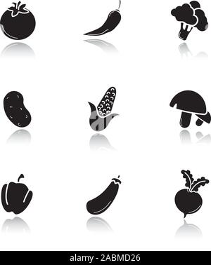 Ombre portée légumes icônes noires. Tomate, piment, brocoli, pomme de terre, maïs, betteraves, champignons, poivrons, aubergines, maïs, navet. Isola Illustration de Vecteur