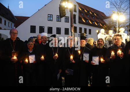 La prière de paix de toutes les religions en face de la synagogue des Juifs à Jakobsplatz Munichers avec plusieurs centaines d'après le saccage de Halle. [Traduction automatique] Banque D'Images