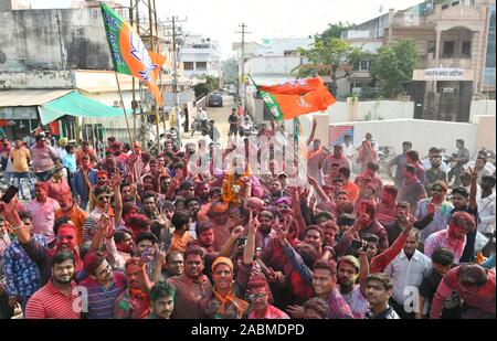 Candidat du BJP Naresh Kanojiya célèbrent leur victoire avec les travailleurs des partis, après avoir gagné dans le Corps Urbain Élection à Beawar. Photo/Sumit Mamadou Diop Banque D'Images