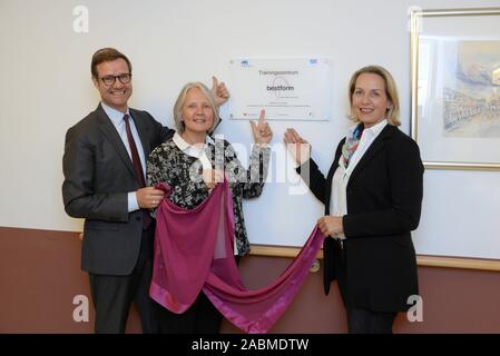 De gauche à droite : Le professeur Martin Halle (Directeur Médical, Institut de médecine du sport et des Sports Cardiologie du TUM), Eva-Maria Matzke (Directeur Diakoniewerk München-Maxvorstadt) et Annette Heuser (Directeur général Fondation Beisheim) présenter un projet pilote dans lequel les personnes âgées peuvent maintenir leur mobilité et leur condition physique même dans la vieillesse avec un programme de formation. [Traduction automatique] Banque D'Images