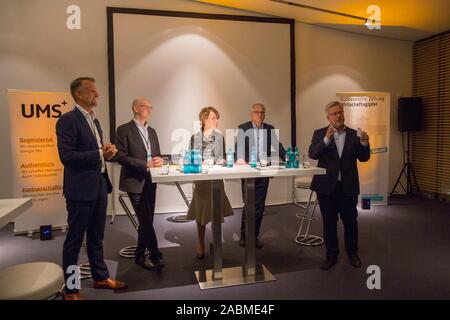 De gauche à droite : Stephan Lunau, Directeur général d'UMS , Michael Riedel, chef FoamPartner, chimiste, Strandstraße 24 Wolff, Directeur général d'ENTEGA AG, Président BDEW, Tarek Al-Wazir, Bündns 90 / Die Grünen, Ministre de l'économie de Hesse, Marc Beise Chef du Département d'économie de gauche Süddeutsche Zeitung au sommet économique SZ à l'École de Francfort et de la gestion des finances à Frankfurt am Main. [Traduction automatique] Banque D'Images