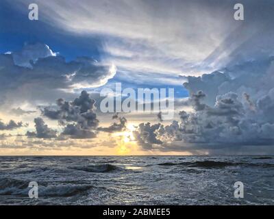 Lever du soleil sur la plage de Floride orageux pendant la saison d'ouragan Banque D'Images