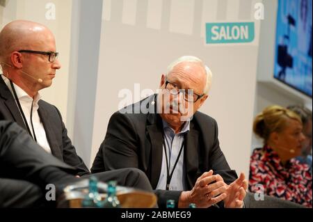 SZ Business Summit beauté présenté par Telefonica à Berlin. Photo (de gauche à droite) : Andreas Müller (Robert Bosch GmbH), Michael Ziesemer (ZVEI) et Valentina Daiber (Telefonica Deutschland) sur le podium. Modération Crestin Gammelin (Süddeutsche Zeitung). [Traduction automatique] Banque D'Images
