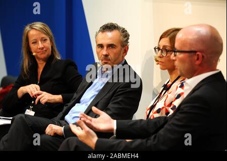 SZ Business Summit beauté présenté par Telefonica à Berlin. Sur la photo (de gauche à droite) : Thomas Jarzombek Ministère fédéral de l'économie et de l'Énergie, Anja Misselbeck (Daimler AG) et Andreas Müller (Robert Bosch GmbH) sur le podium. Sur la gauche le présentateur Crestin Gammelin (Süddeutsche Zeitung). [Traduction automatique] Banque D'Images