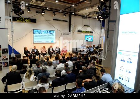 SZ Business Summit beauté présenté par Telefonica à Berlin. Photo (de gauche à droite) : Thomas Jarzombek Ministère fédéral de l'économie et de l'Énergie, Anja Misselbeck (Daimler AG), Andreas Müller (Robert Bosch GmbH), Michael Ziesemer (allemand d'Équipements Électriques et Électroniques Manufacturers' Association - ZVEI) et Valentina Daiber (Telefonica Deutschland) sur le podium. Sur la gauche le présentateur Crestin Gammelin (Süddeutsche Zeitung). [Traduction automatique] Banque D'Images