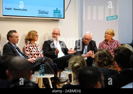 SZ Business Summit beauté présenté par Telefonica à Berlin. Photo (de gauche à droite) : Thomas Jarzombek Ministère fédéral de l'économie et de l'Énergie, Anja Misselbeck (Daimler AG), Andreas Müller (Robert Bosch GmbH), Michael Ziesemer (allemand d'Équipements Électriques et Électroniques Manufacturers' Association - ZVEI) et Valentina Daiber (Telefonica Deutschland) sur le podium. Modération Crestin Gammelin (Süddeutsche Zeitung). [Traduction automatique] Banque D'Images