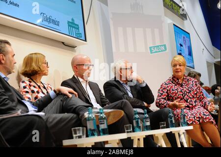 SZ Business Summit beauté présenté par Telefonica à Berlin. Photo (de gauche à droite) : Thomas Jarzombek Ministère fédéral de l'économie et de l'Énergie, Anja Misselbeck (Daimler AG), Andreas Müller (Robert Bosch GmbH), Michael Ziesemer (allemand d'Équipements Électriques et Électroniques Manufacturers' Association - ZVEI) et Valentina Daiber (Telefonica Deutschland) sur le podium. Modération Crestin Gammelin (Süddeutsche Zeitung). [Traduction automatique] Banque D'Images