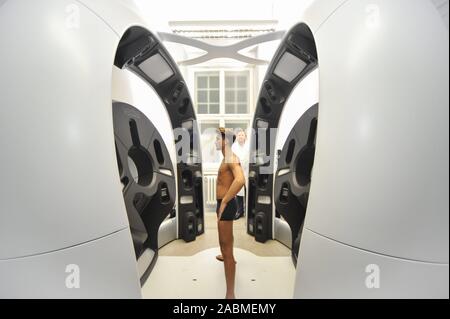 Présentation de la première 3D full-body scanner dans le département de la main, chirurgie plastique et esthétique de l'Hôpital universitaire de Munich en Pettenkoferstraße. La photo montre le Professeur Dr. Riccardo Giunta, directeur du département de chirurgie en plastique avec un modèle. [Traduction automatique] Banque D'Images