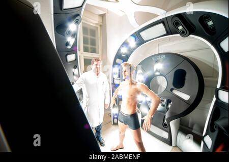 Présentation de la première 3D full-body scanner dans le département de la main, chirurgie plastique et esthétique de l'Hôpital universitaire de Munich en Pettenkoferstraße. La photo montre le Professeur Dr. Riccardo Giunta, directeur du département de chirurgie en plastique avec un modèle. [Traduction automatique] Banque D'Images