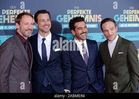 De gauche à droite : les acteurs Wotan Wilke Möhring, Florian David Fitz, Elias M'Barek et Frederick Lau à la première du film 'Das perfekte Geheimnis" au Mathäser Kino à Munich. [Traduction automatique] Banque D'Images