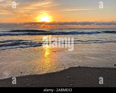 Lever du soleil sur la plage de Floride orageux pendant la saison d'ouragan Banque D'Images