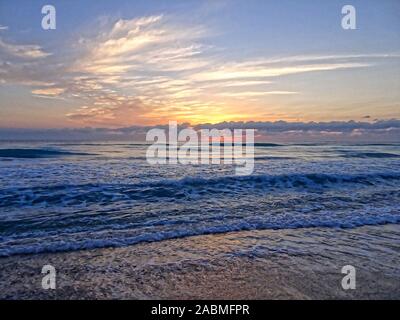 Lever du soleil sur la plage de Floride orageux pendant la saison d'ouragan Banque D'Images