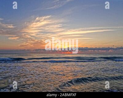 Lever du soleil sur la plage de Floride orageux pendant la saison d'ouragan Banque D'Images