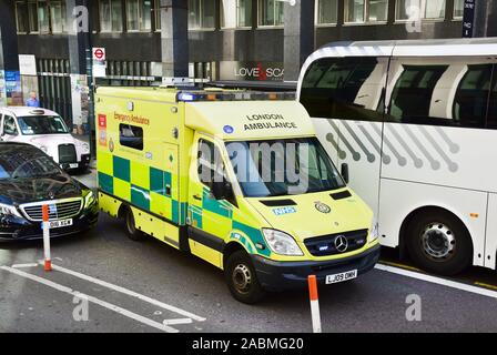 Londres, Royaume-Uni. 05 Sep, 2019. Une ambulance est réalisée via les convois de véhicules dans le centre-ville. Credit : Waltraud Grubitzsch/dpa-Zentralbild/ZB/dpa/Alamy Live News Banque D'Images