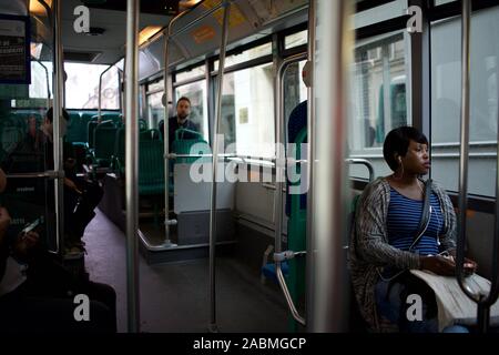 Les passagers voyageant en bus, Paris, France Banque D'Images