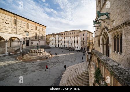 Perugia. L'Italie. La Piazza IV Novembre, la Cattedrale di San Lorenzo et la Fontana Maggiore à gauche et Palazzo dei Priori (à droite). Banque D'Images