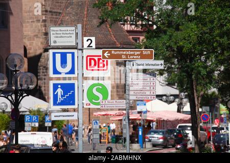 Les indications pour la station de métro à la rue commerçante Königstraße Altstadt, Nuremberg, Bavière, Allemagne, Europe Banque D'Images